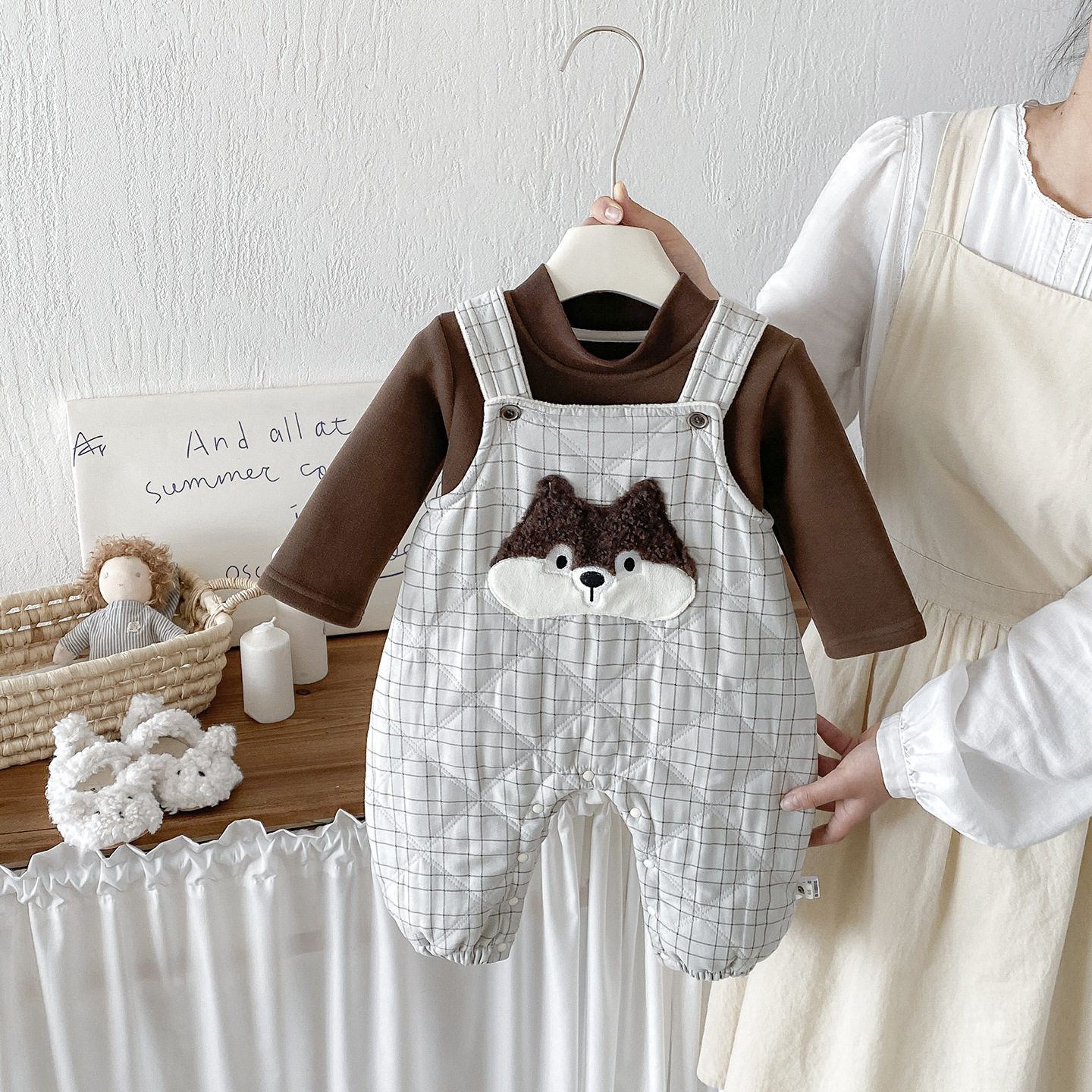 婴幼儿加绒加厚字母印花打底衫宝宝冬季新款卡通背带裤两件套