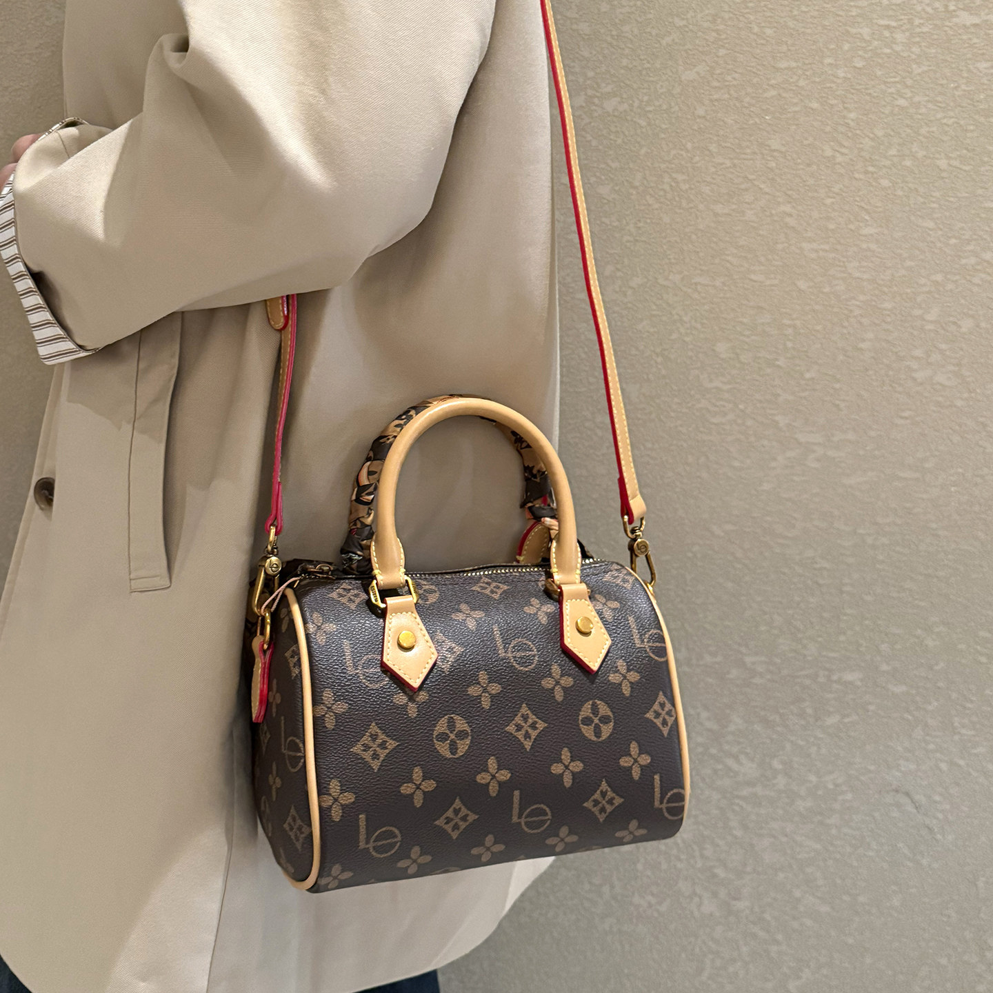 品牌真皮女包波士顿枕头包冬季老花斜挎包女式2025新款牛皮单肩包