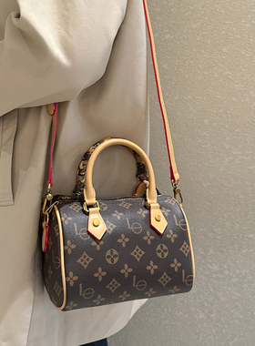 品牌真皮女包波士顿枕头包冬季老花斜挎包女式2025新款牛皮单肩包