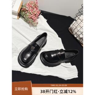 5CM~轻便粗跟三角标真皮乐福鞋春新款手抓纹小皮鞋jk深口单鞋