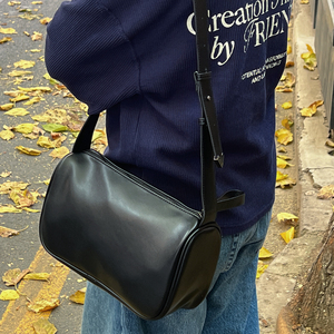 1613-B70-P68日韩风黑色皮质单肩包男士休闲斜挎包水桶包男女通勤，鞋类箱包手腕包，星座1613-1