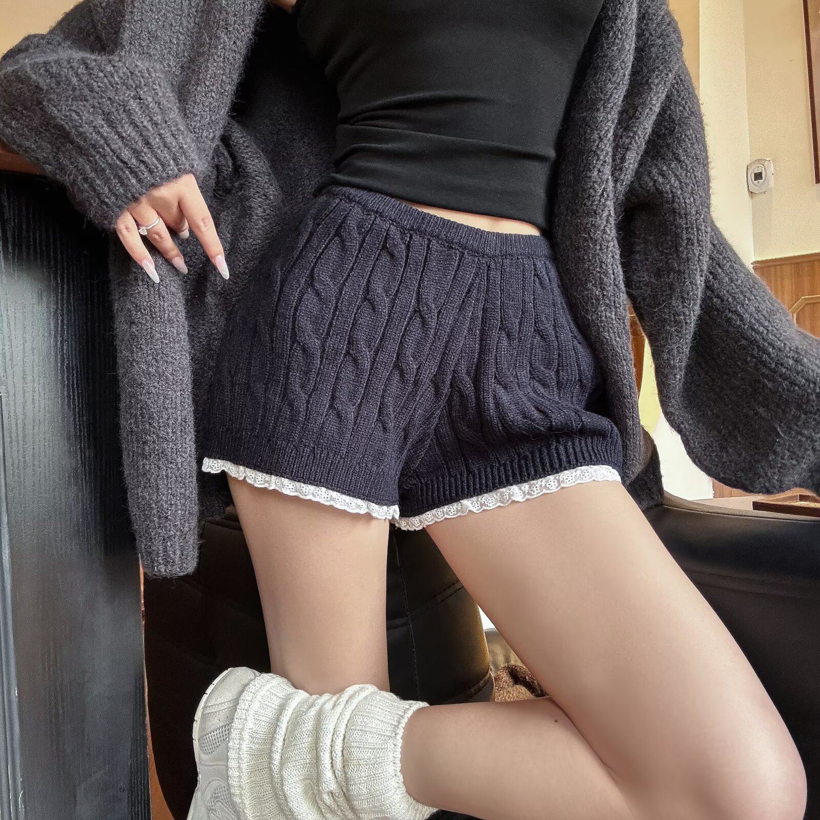 藏青色松紧腰针织麻花短裤女秋冬款百搭显瘦蕾丝花边高腰休闲热裤