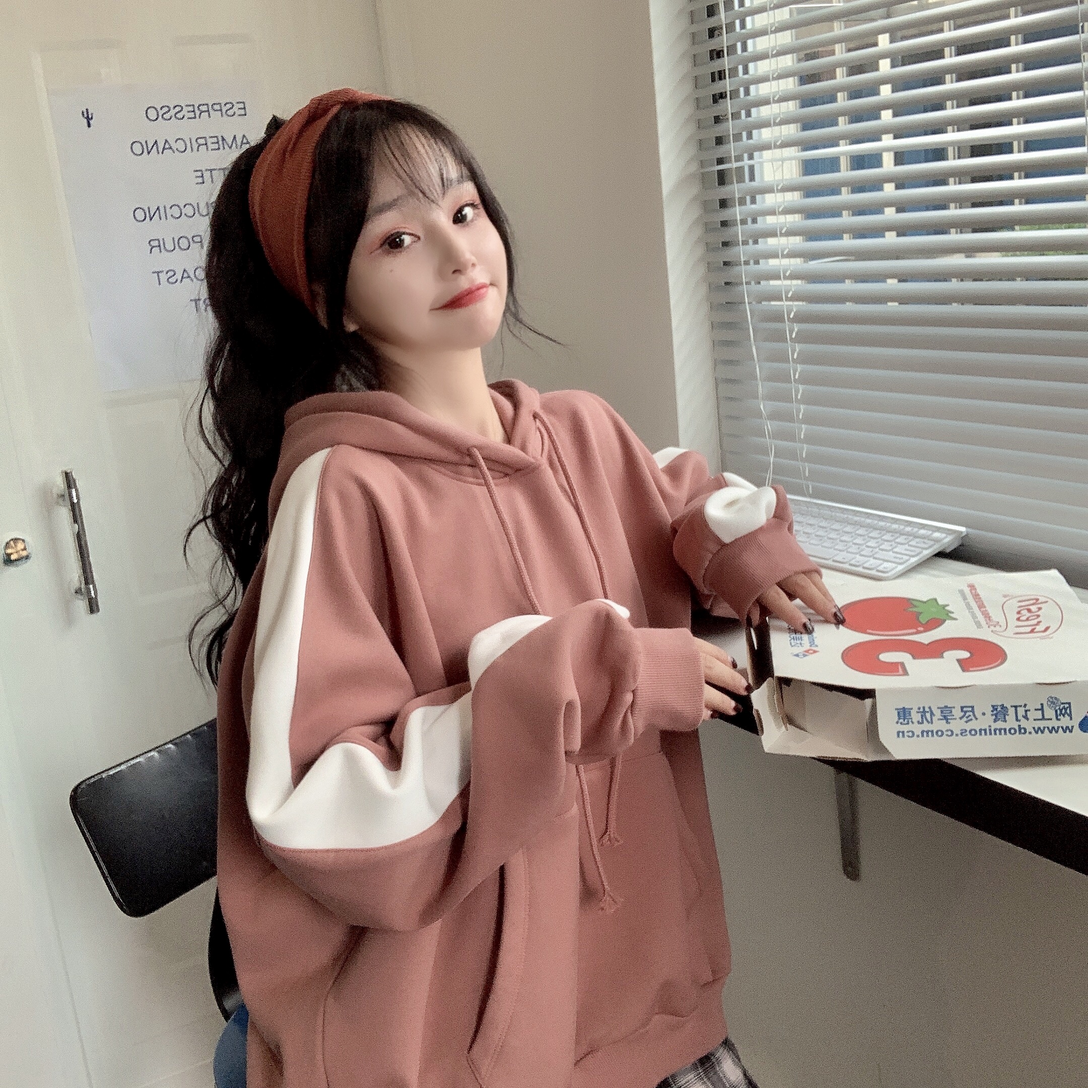 Real shot of new autumn and winter contrast color splicing sweater for female students hooded and plush Korean version