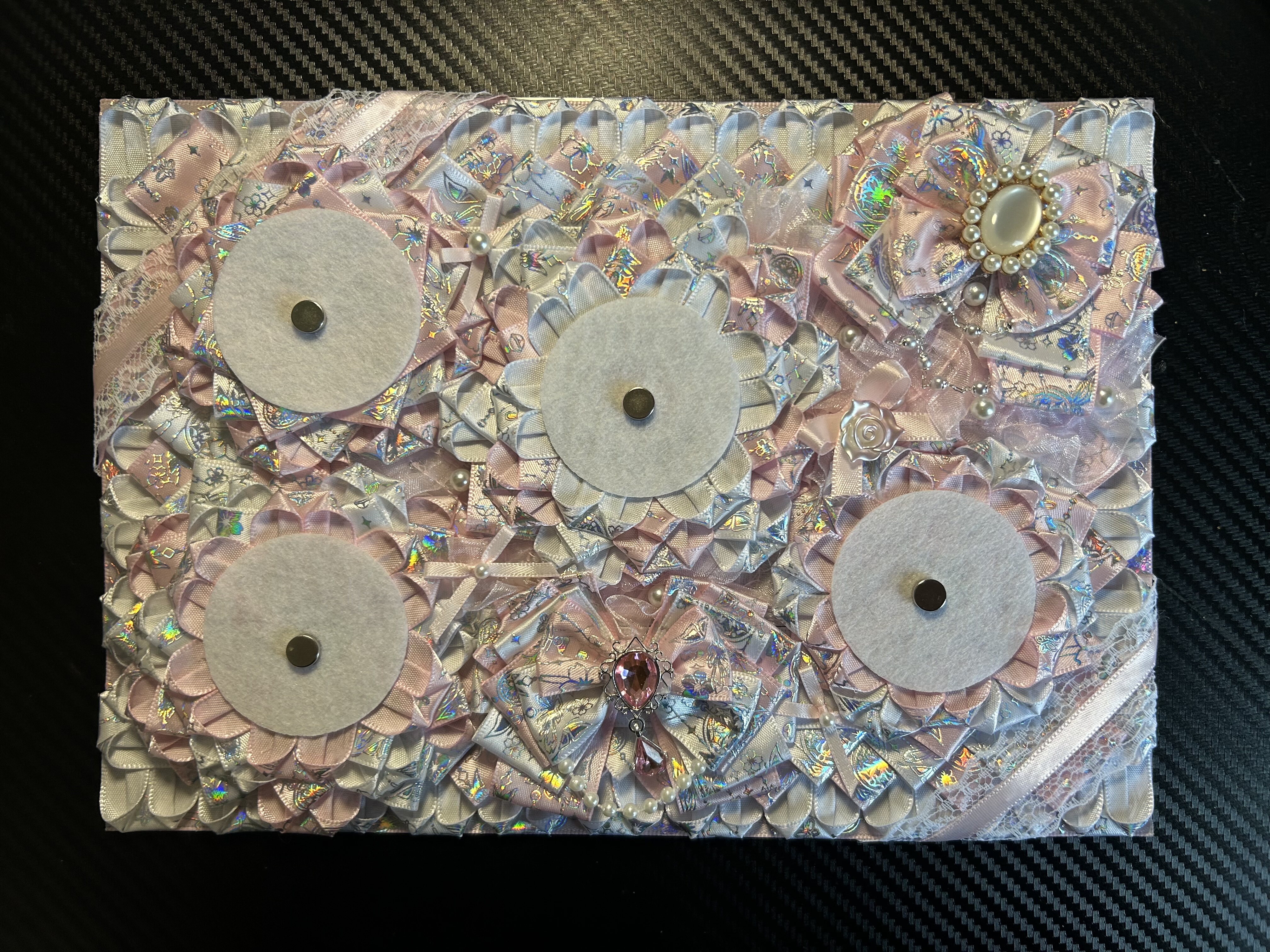 阿包手作｜粉色系拼白丝带痛板珍珠拖尾花边蝴蝶结痛板吧唧托扎板