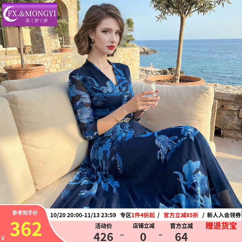 菲梦伊蓝色印花连衣裙女夏装新款轻熟优雅高端设计感收腰V领长裙