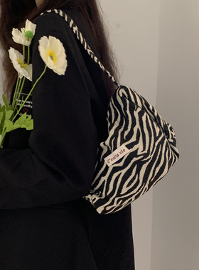 斑马纹帆布包腋下包法棍包单肩斜挎小包包女士包2025新款手拎包夏
