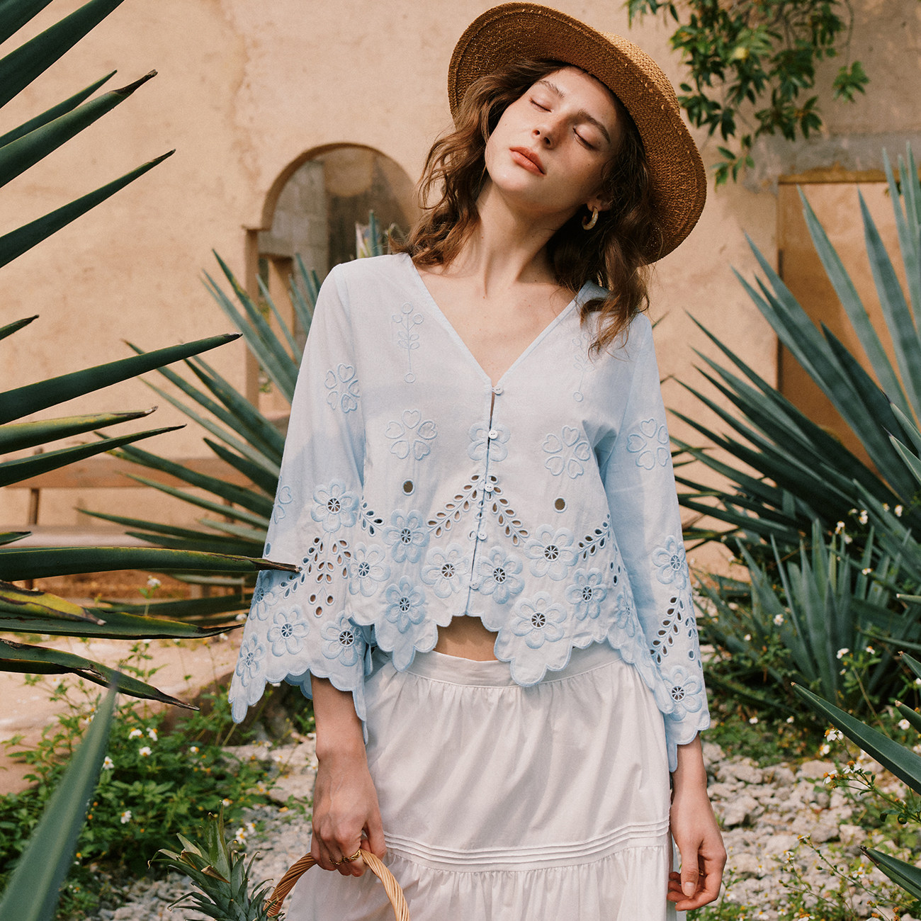 【仙气萦绕】万针定位刺绣 法式深V领宽松喇叭袖雕孔绣花衬衫上衣