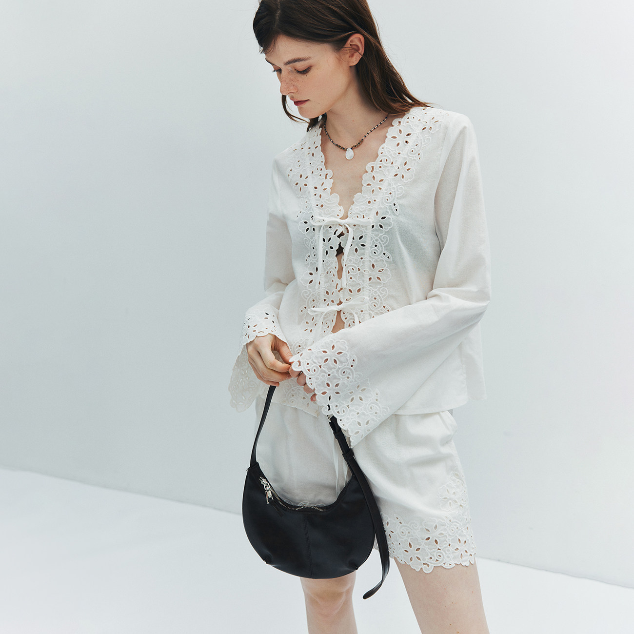 现货【前后两穿】镭射镂空刺绣 绣花绑带式衬衫+松紧腰短裤套装女,女装/女士精品,时尚套装,淘宝优惠券,粉丝福利购,淘宝优惠卷