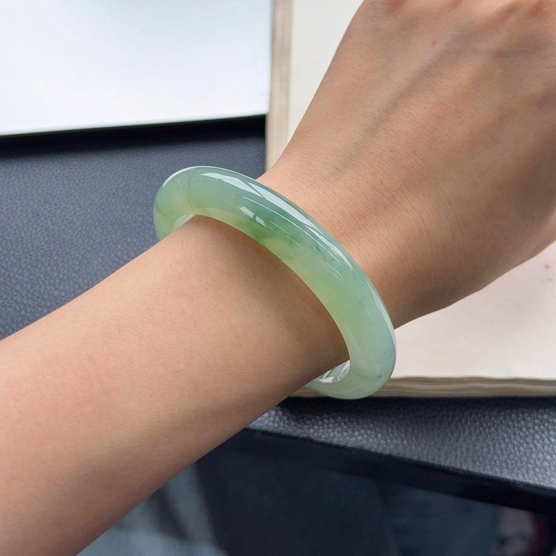 近5小时已售400+的翡翠手镯