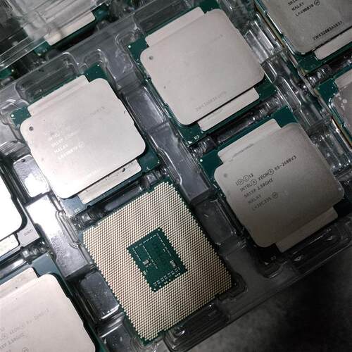 intel 至强 E5-2680v3  12核24线程,主频2.5GHz-3.3GHz,