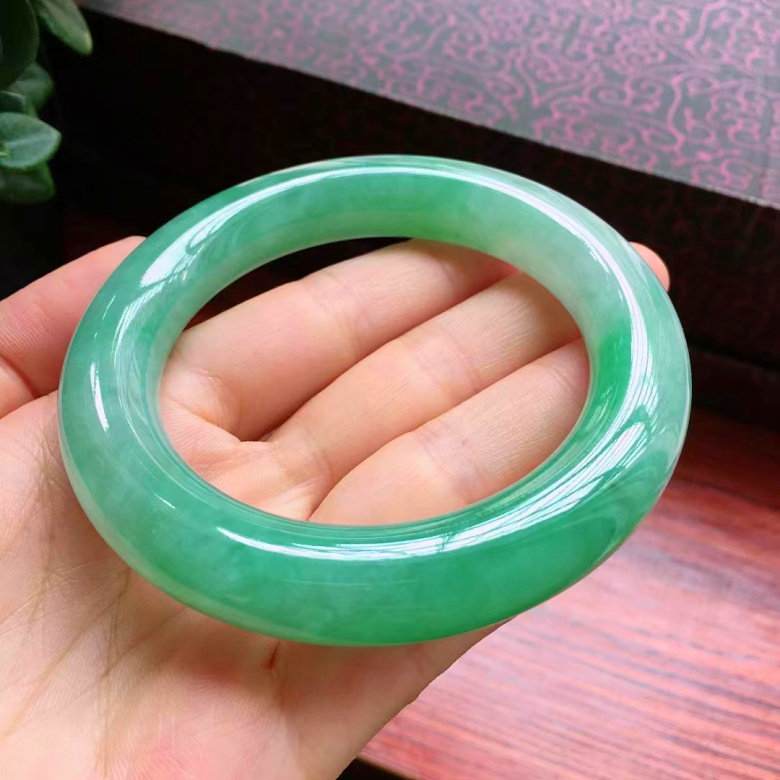 天然翡翠缅甸A货，56圈口满绿圆条手镯