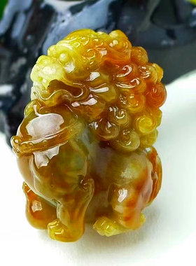 天然缅甸翡翠A货，精美水润，黄翡醒狮玉狮子吊坠挂件