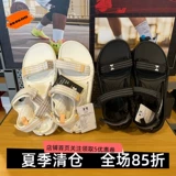 Анма Уа мужской отдых на открытом воздухе поднимается густыми спортивными сандалиями на пляже плода 3026937