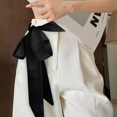 纯色春夏秋冬腰带配牛仔裤丝巾