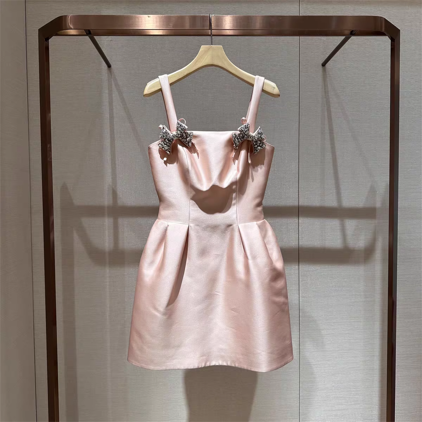 卓雅资方领镶钻蝴蝶结吊带连衣裙