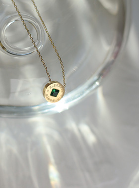 圆形绿色字母钛钢锁骨链