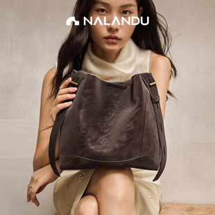 纳兰杜水桶包女2025新款冬季麂皮包包大容量通勤包单肩斜挎包女包