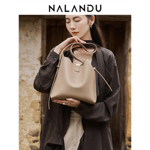 纳兰杜包包女式2025新款水桶包女款大容量通勤单肩斜挎包牛皮女包
