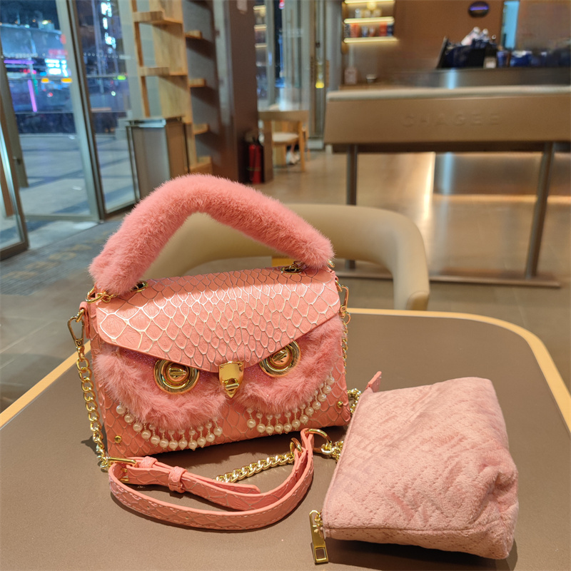 轻奢真皮女包猫头鹰毛毛包2025新款潮高级感镶钻串珠流苏链条小包