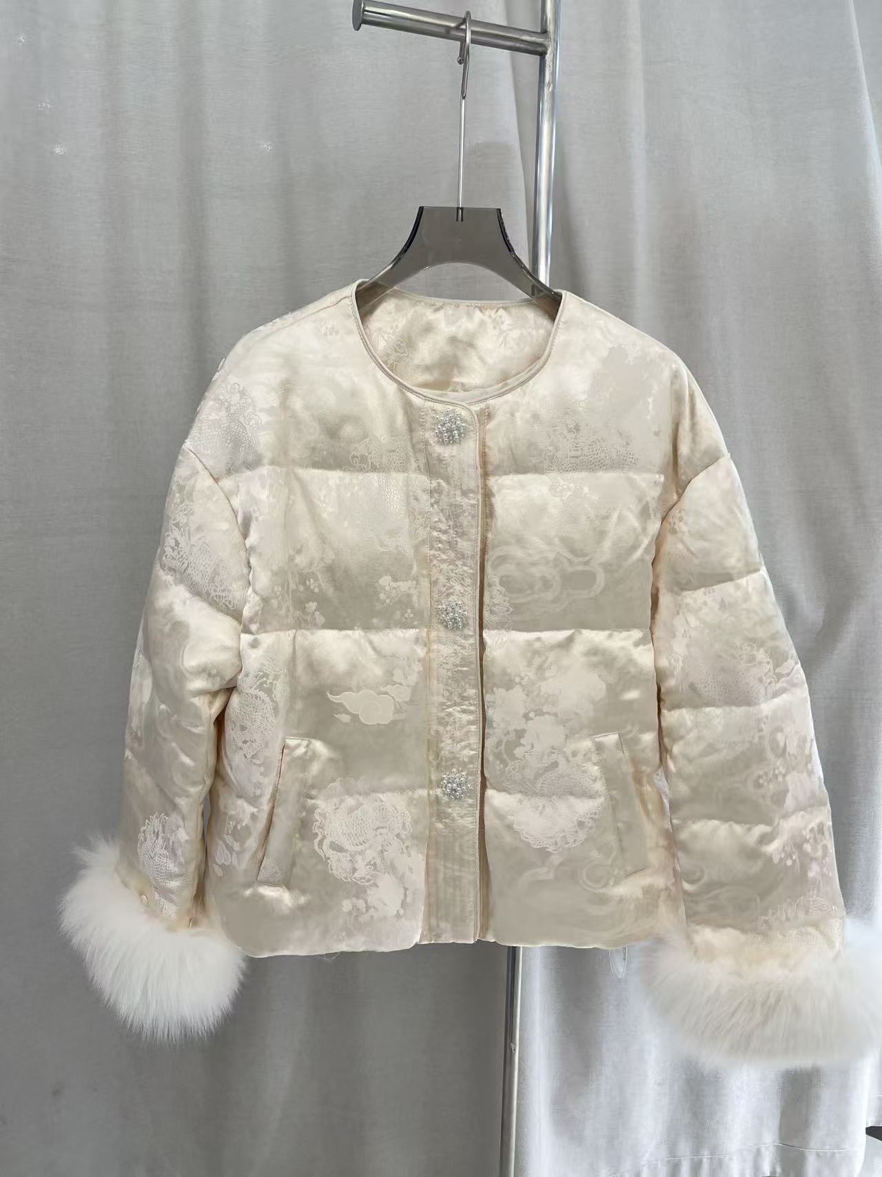 2025新款时尚百搭圆领宽松纯色柔软舒适长袖羽绒服