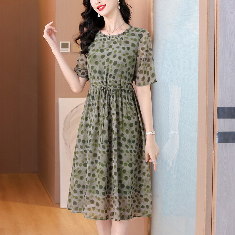 声雨竹时尚小个子显瘦连衣裙女2026夏季新款收腰桑蚕丝减龄妈妈裙