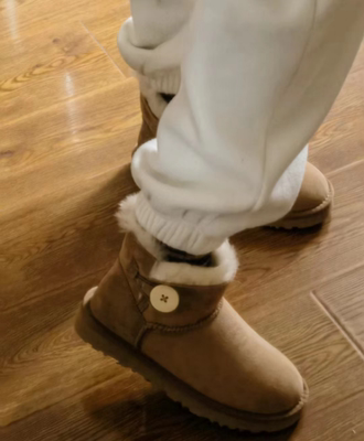 2025年 经典老款   3352羊皮羊毛雪地靴平底 短筒