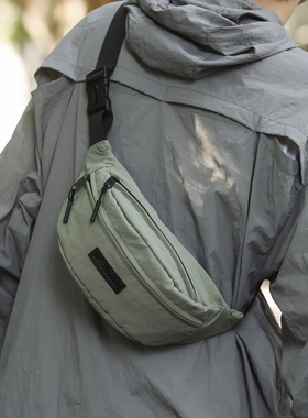 胸包休闲斜挎包男轻便通勤多口袋日系工装单肩包简约纯色运动挎包