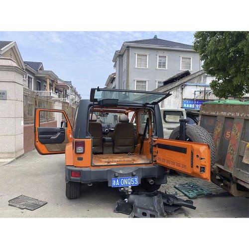 成爱国热水开的车越野