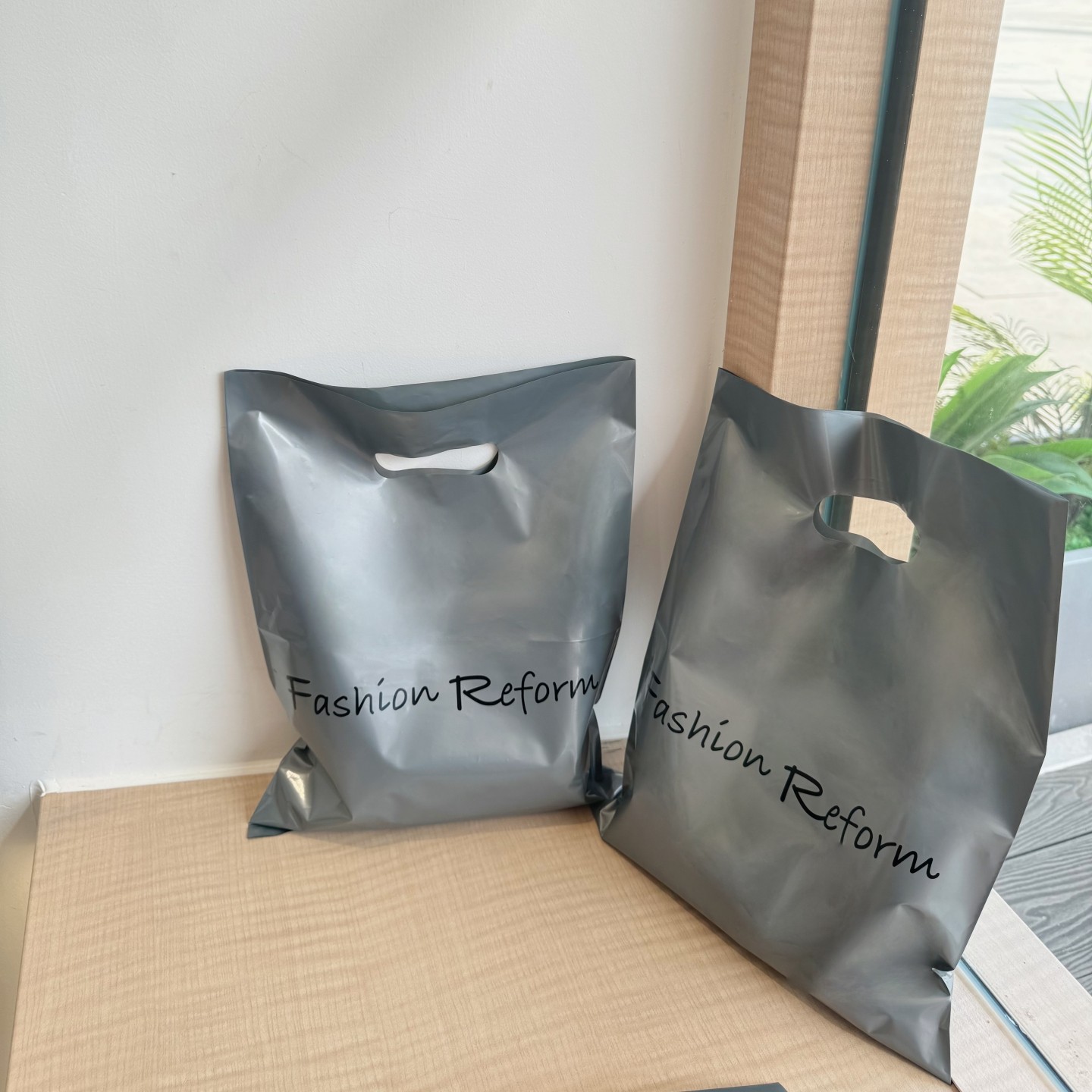 服装手提袋印刷男女通用购物胶袋塑料袋银灰字母包装袋礼品饰品袋