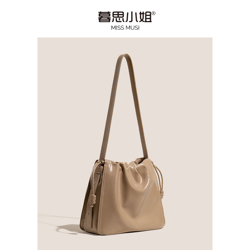 暮思小姐油蜡牛皮抽绳水桶包