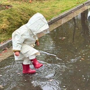 儿童红色雨鞋2025四季新款男女童幼儿园防滑软底轻便水鞋宝宝雨靴
