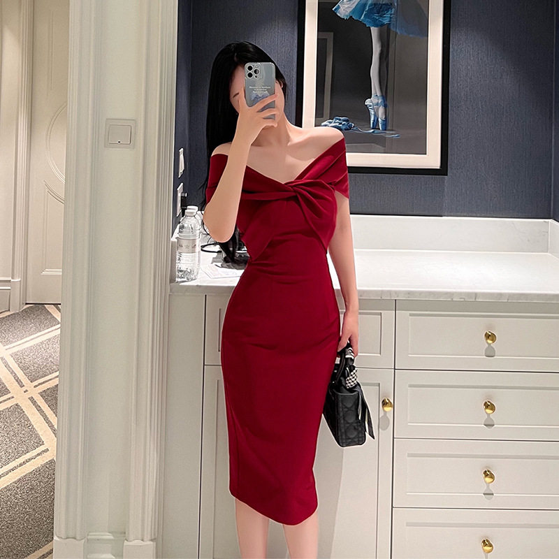 欧美性感一字领露肩背酒红色礼服女轻奢小众高端级名媛气质连衣裙