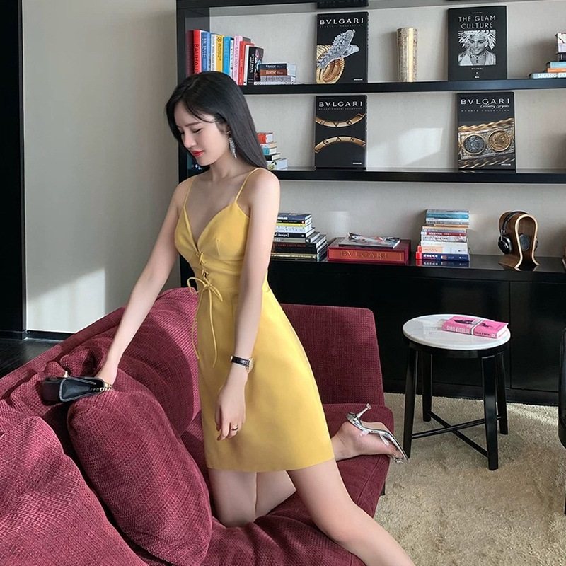 欧美性感V领吊带露肩背黄色礼服女轻奢小众高端级气质收腰连衣裙