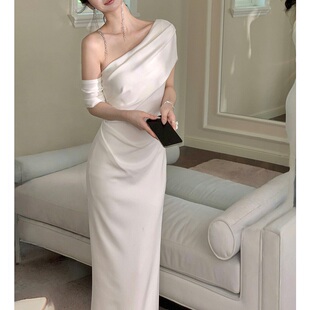 性感单肩斜领露背礼服轻奢高端小众级气质名媛晚宴会不规则连衣裙