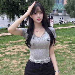 韩国代购mucent短袖T恤女酷辣蕾丝边短款修身v领百搭上衣夏季新款