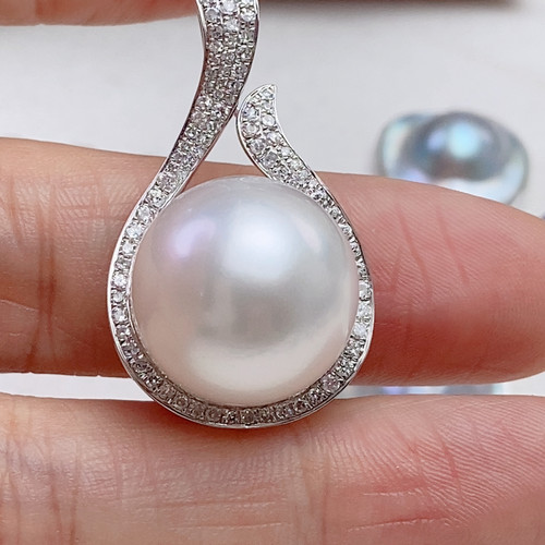 16.8正圆澳白吊坠，18K钻石