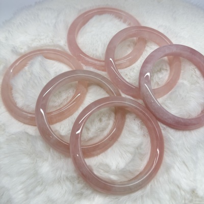 天然粉水晶招桃花冰透手镯