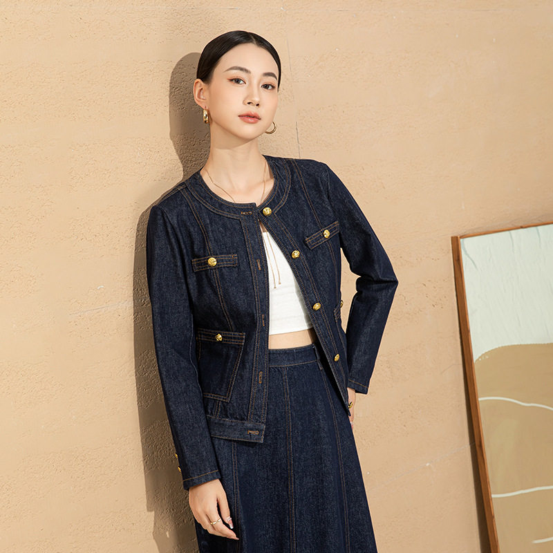 轻奢高阶!小香风撞色明线浮雕金扣2024早春新款弹力牛仔短外套女
