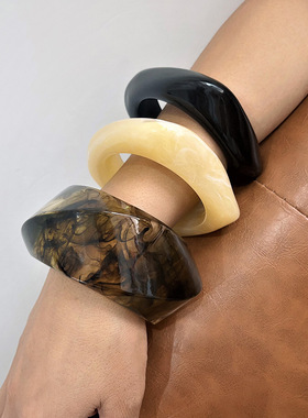 高级感彩色夸张大款不规则叠戴水纹晕染树脂手镯模特走秀异形手饰