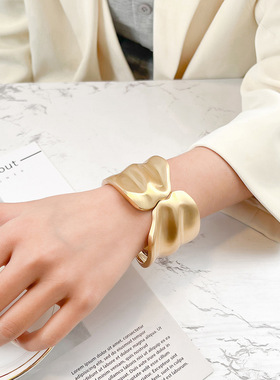 e人手镯高级感新潮外贸欧美个性金合金电镀开口不掉色女手镯旅游