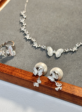 幻蝶梦境镶钻极光白贝母蝴蝶项链套装2025新轻奢高级珍珠球球耳饰