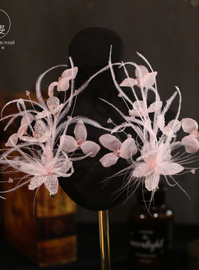 2025新款精致手工超仙粉色碎钻花瓣羽毛发夹新娘跟妆礼服晨袍头饰