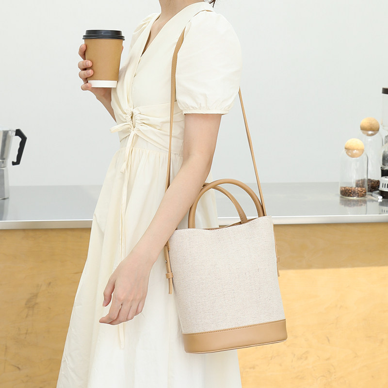 韩版新款拼接撞色水桶包女ins超火帆布手提包小众洋气单肩斜挎包,箱包皮具/热销女包/男包,水桶包,淘宝优惠券,粉丝福利购,淘宝优惠卷