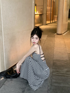 港味复古黑白条纹性感露背吊带连衣裙子女装夏季高腰显瘦气质长裙