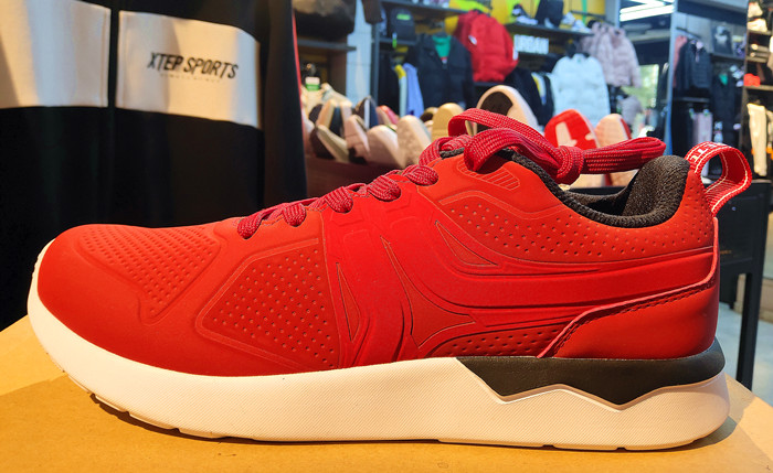 特步耐磨轻便休闲鞋新品