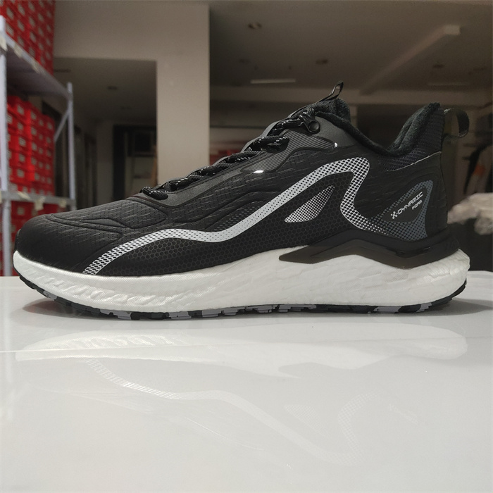 特步男新款加棉减震回弹加绒加厚跑步鞋子979419110051