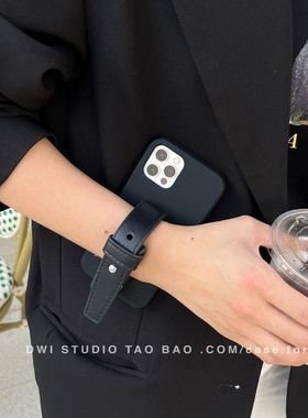 高级感简约黑色皮腕带iPhone17promax液态硅胶13苹果14promax手机壳12全包15pro新款16Promax