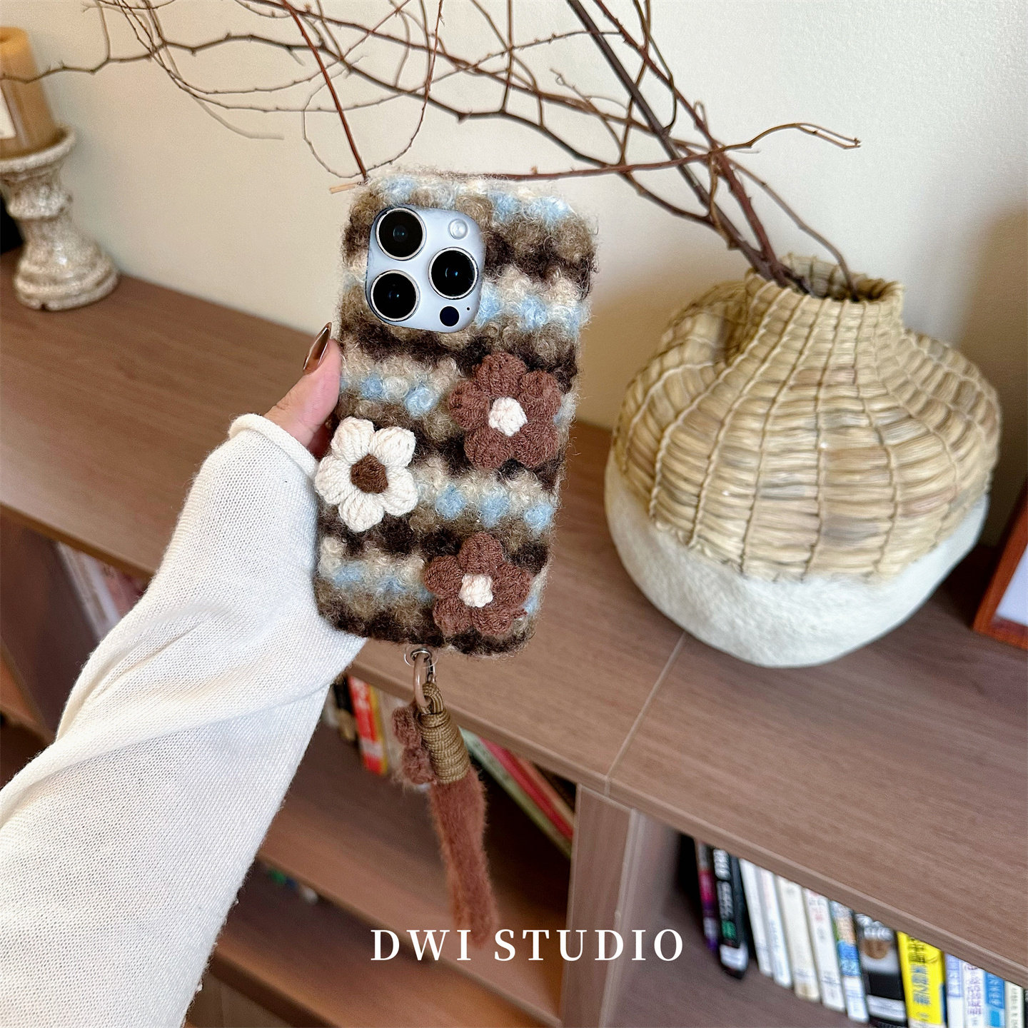 秋冬毛绒花花挂绳手机壳