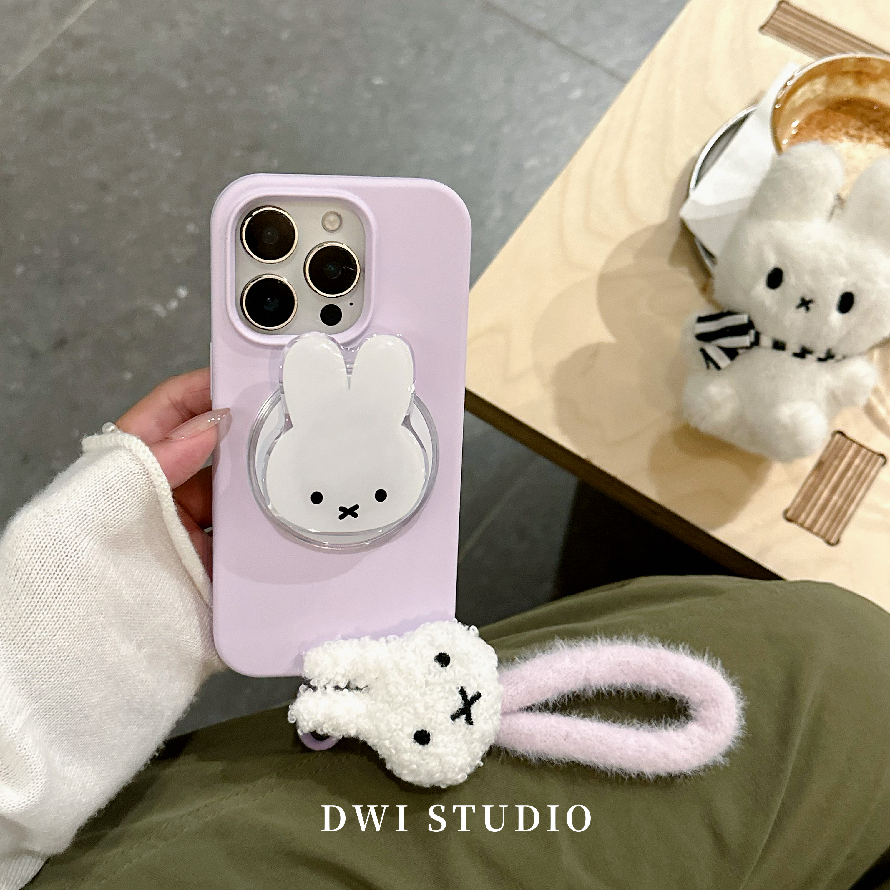 可爱紫色米菲毛绒挂绳磁吸手机壳