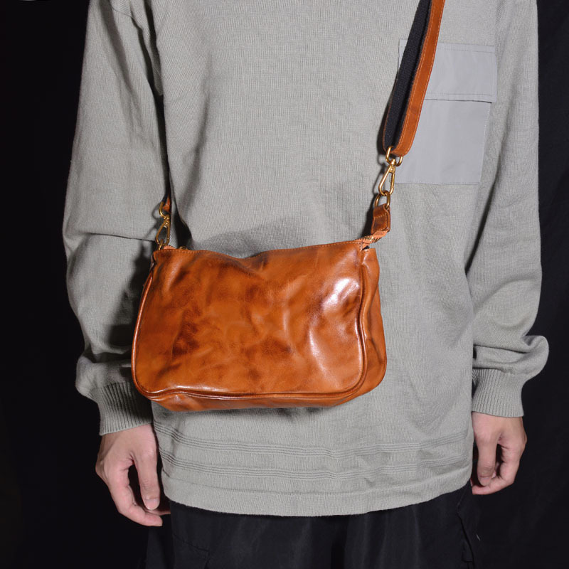 英伦复古邮差包质感植鞣皮简约斜挎包大容量真皮背包通勤男褶皱风